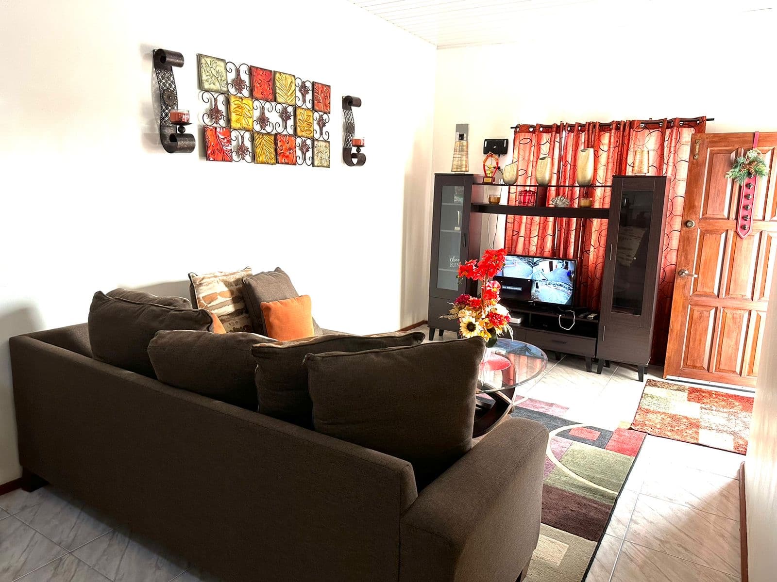 Comfortable Living: 2-Bedroom House with AC and Security System — photo 2