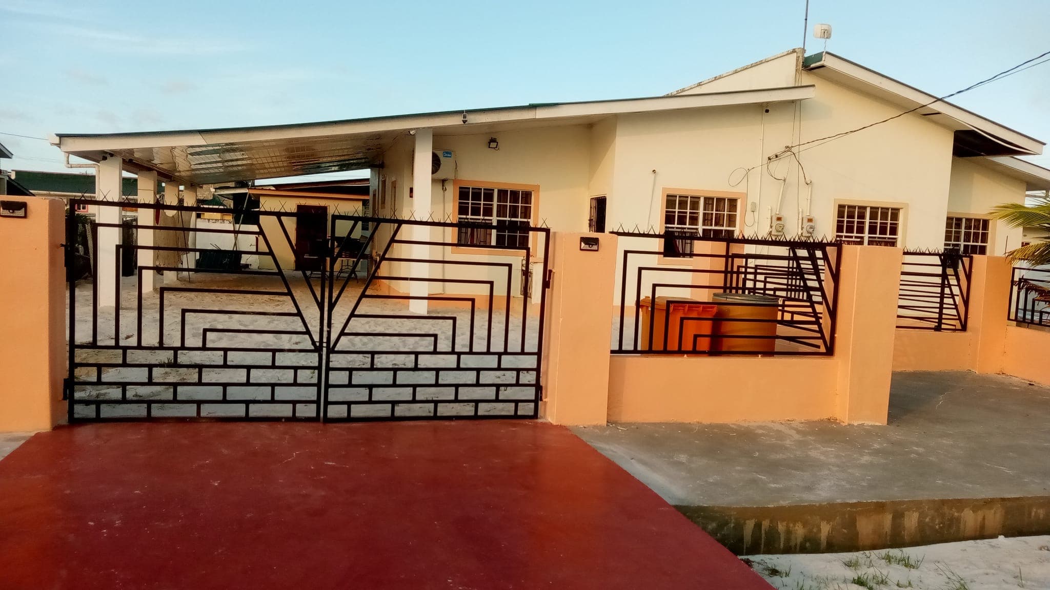 Comfortable Living: 2-Bedroom House with AC and Security System — photo 1