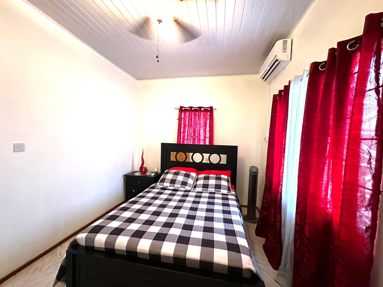 Comfortable Living: 2-Bedroom House with AC and Security System — photo 9