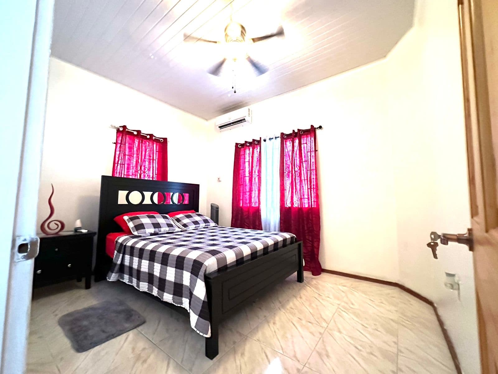 Comfortable Living: 2-Bedroom House with AC and Security System — photo 8