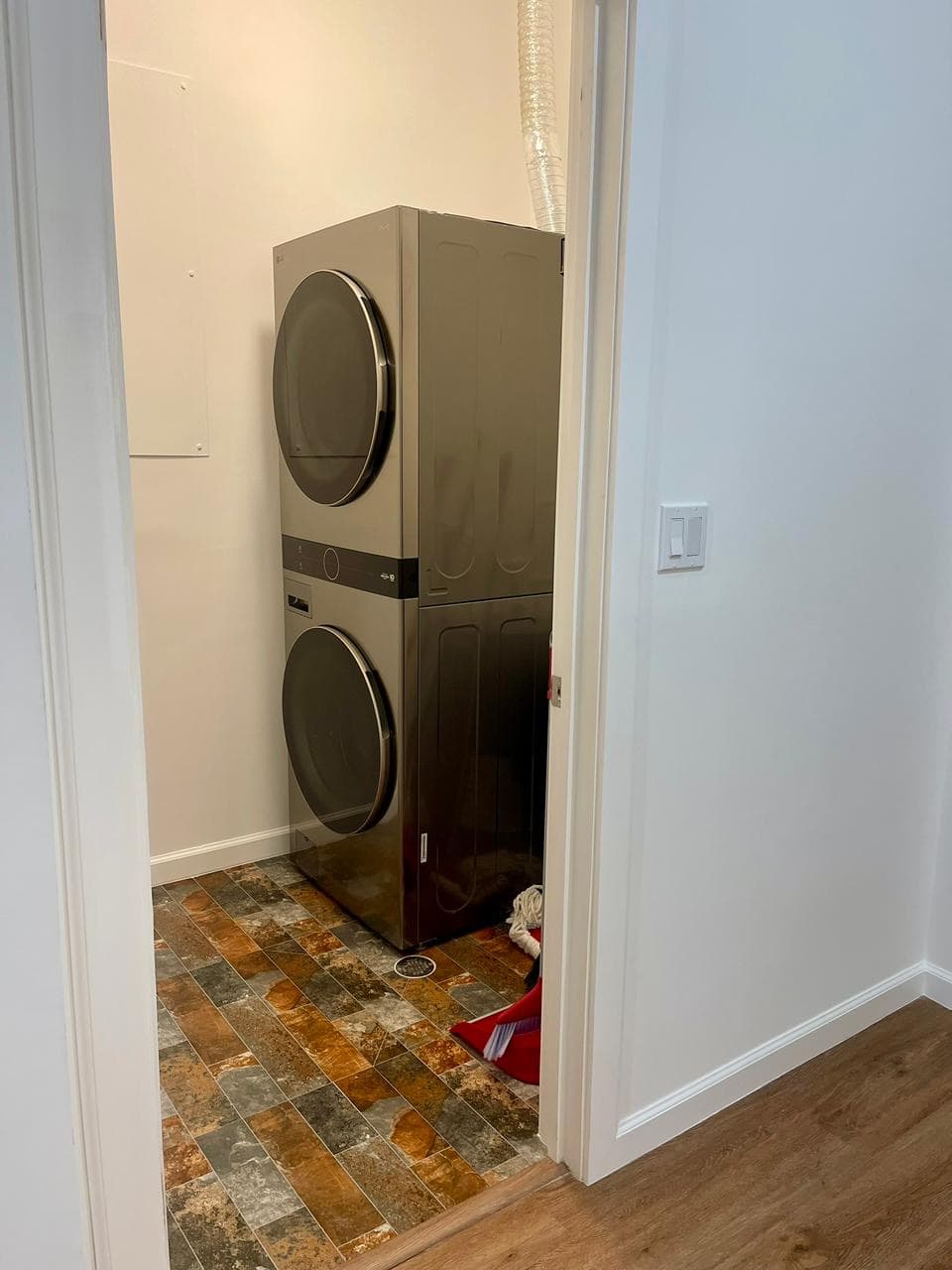 Beautiful 2-Bedroom One Condo Apartment Located in Windsor Estate — photo 10