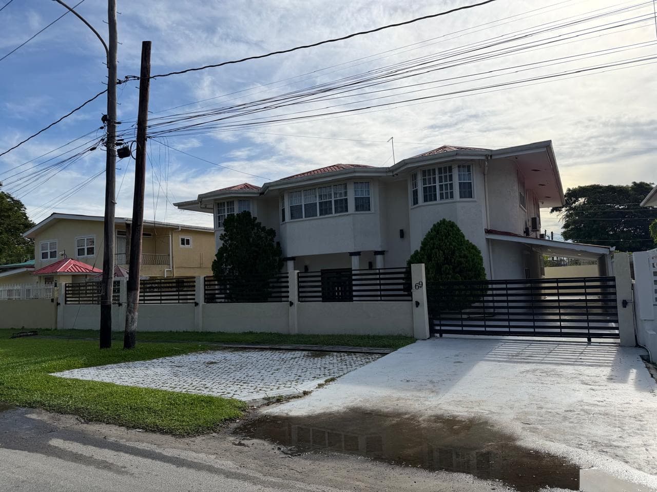 Luxurious 4-Bathroom Home with AC and Generator in Lamaha Gardens — photo 1
