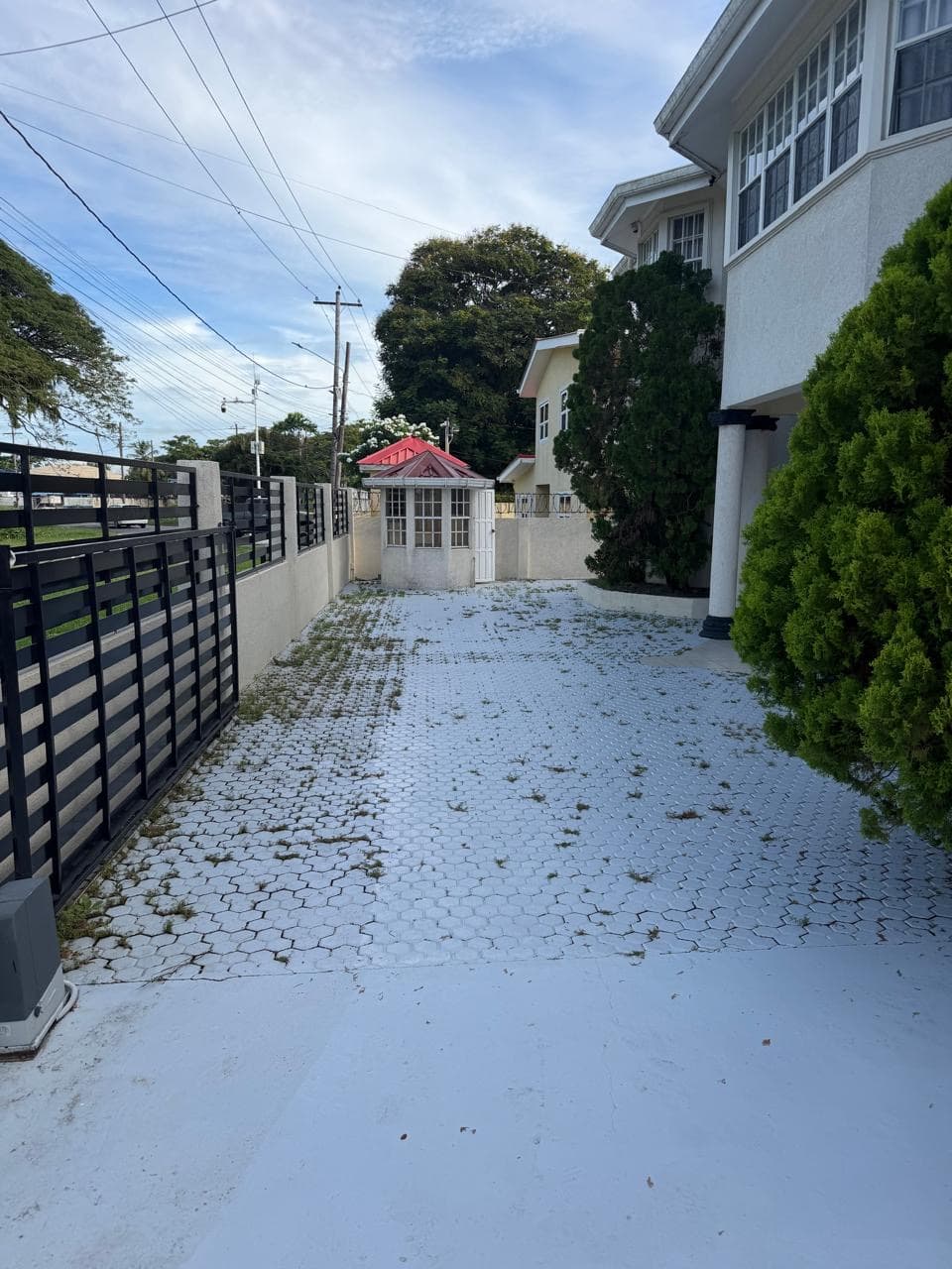 Luxurious 4-Bathroom Home with AC and Generator in Lamaha Gardens — photo 3