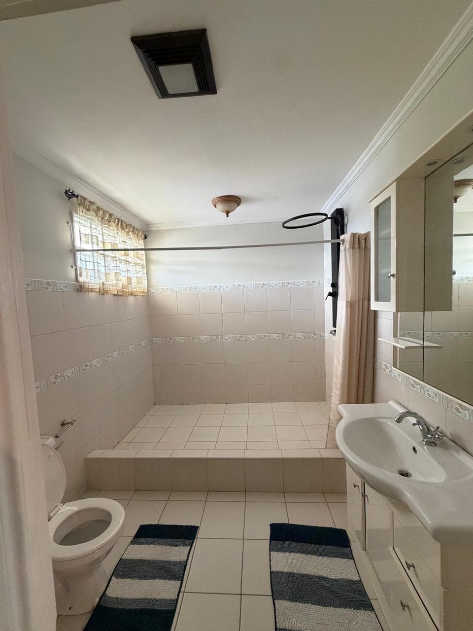 Luxurious 4-Bathroom Home with AC and Generator in Lamaha Gardens — photo 7