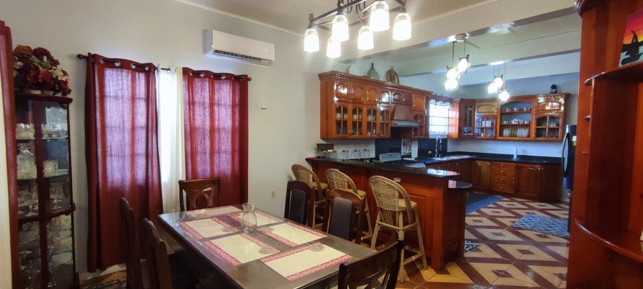 Spacious 5-Bedroom Home in Republic Gardens — photo 9