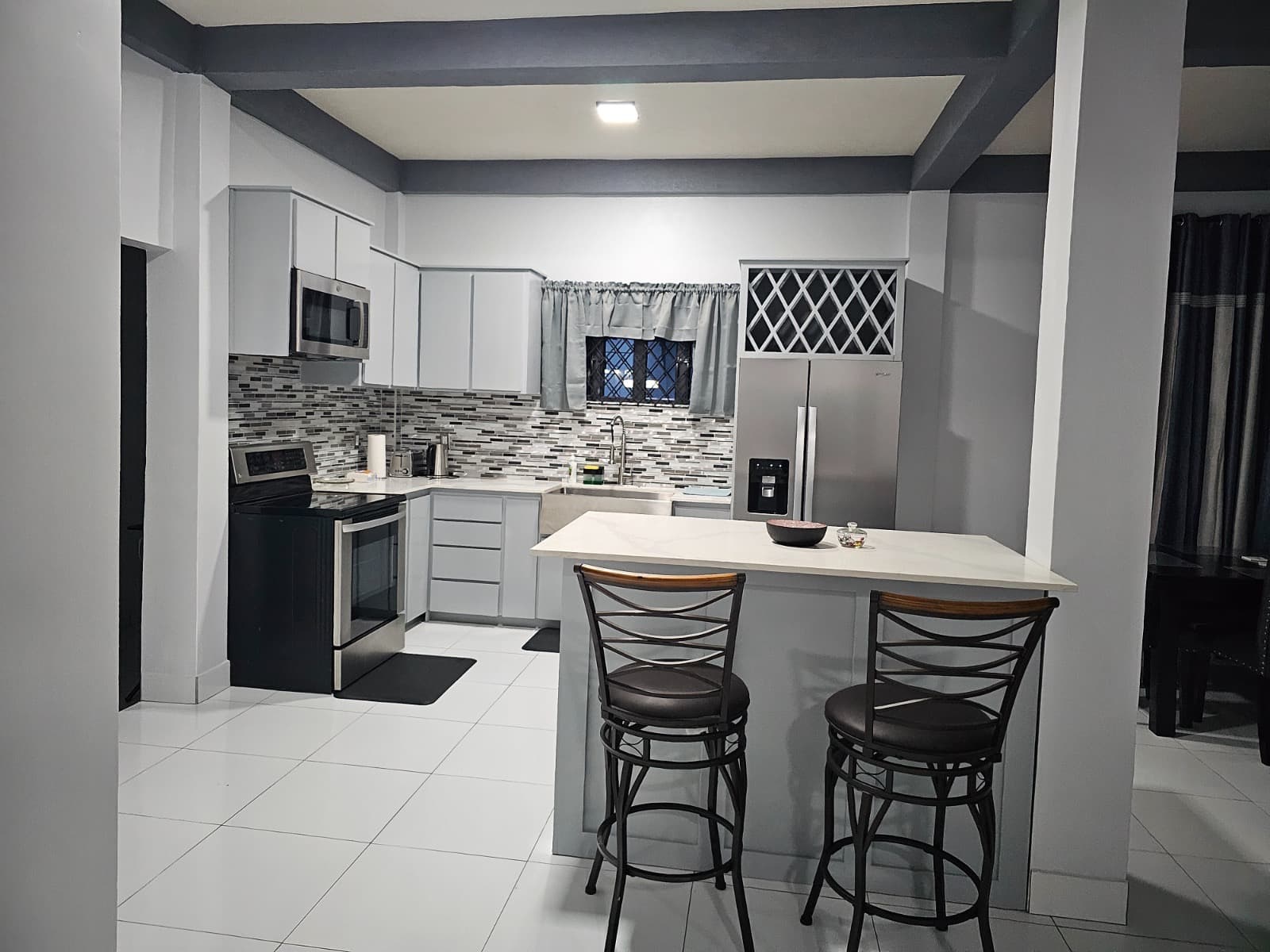 Modern & Secure 2-Bedroom Self-Contained Home in Eccles — photo 3