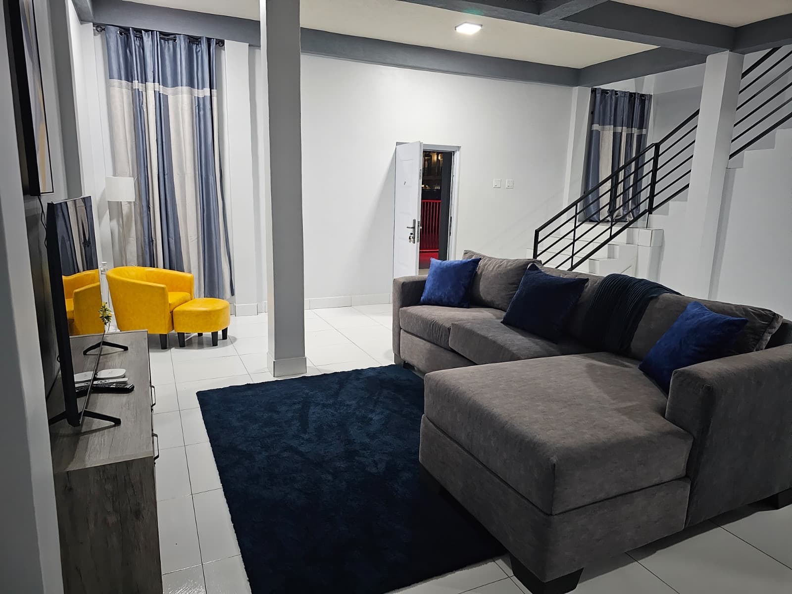 Modern & Secure 2-Bedroom Self-Contained Home in Eccles — photo 4