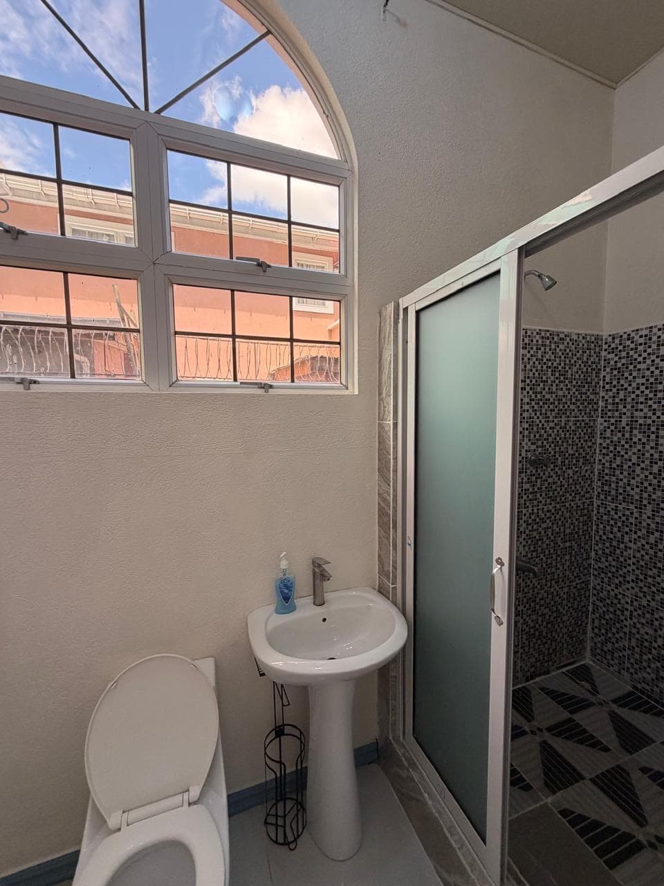 Stylishly Furnished Apartment in William Street — photo 3