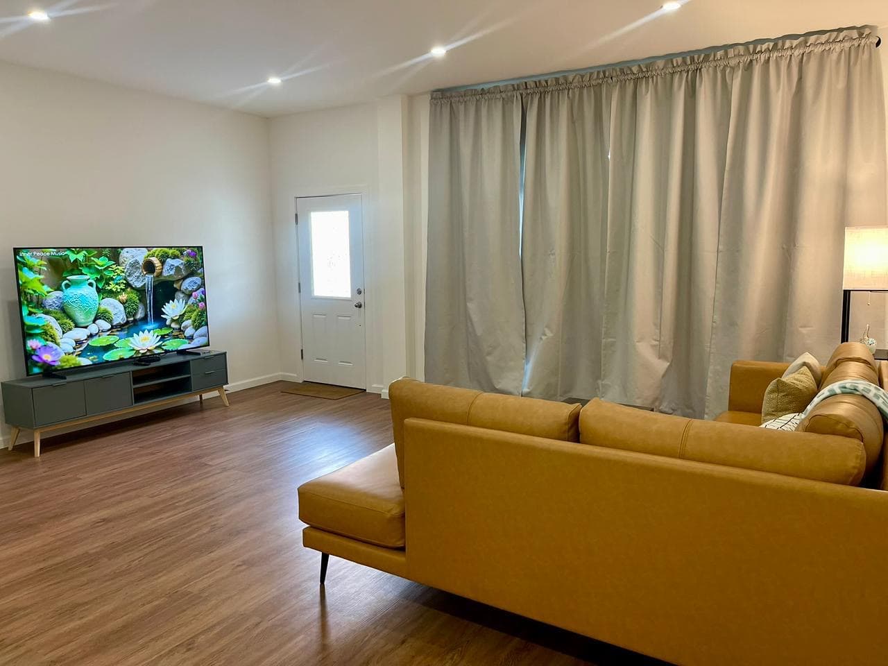 Modern 2-Bedroom Apartment in Windsor Estates — photo 3