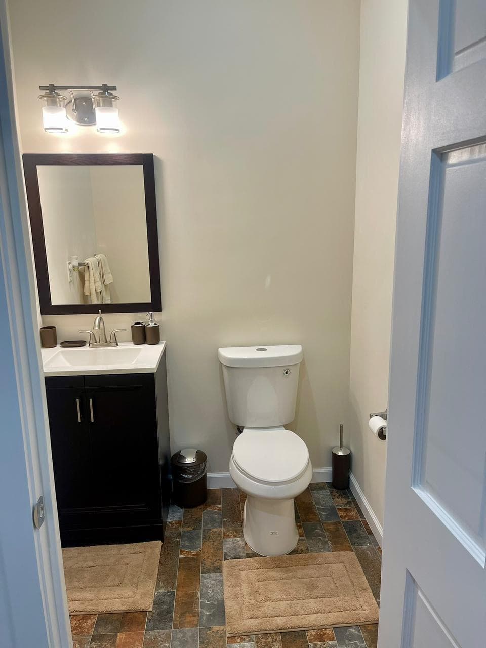 Modern 2-Bedroom Apartment in Windsor Estates — photo 7