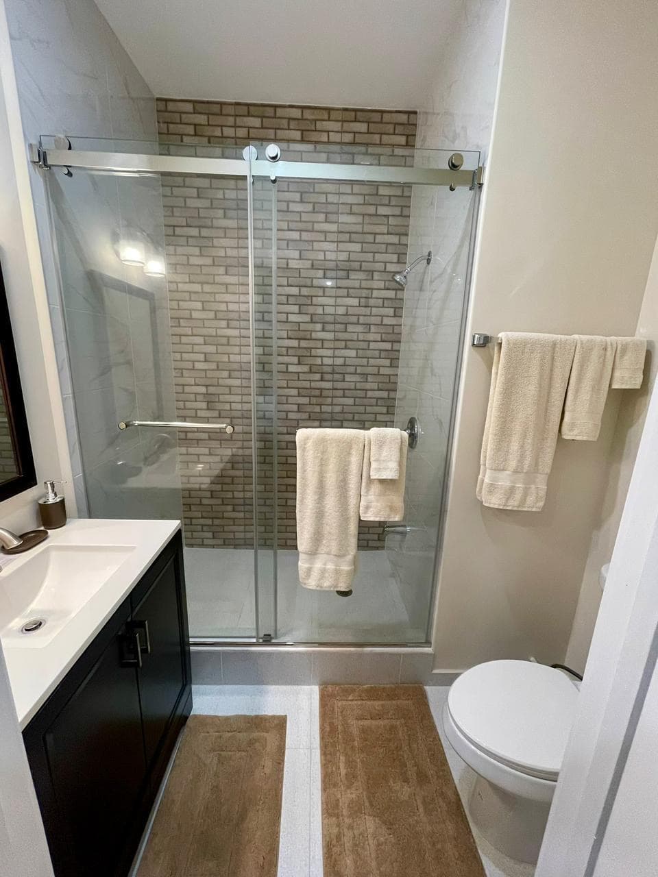 Modern 2-Bedroom Apartment in Windsor Estates — photo 9