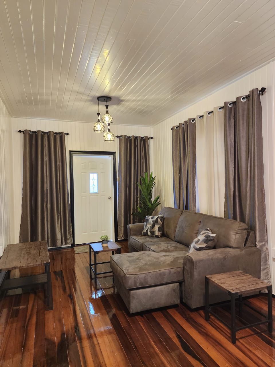 Beautiful 5 Bedroom Home Ready For Rent — photo 3