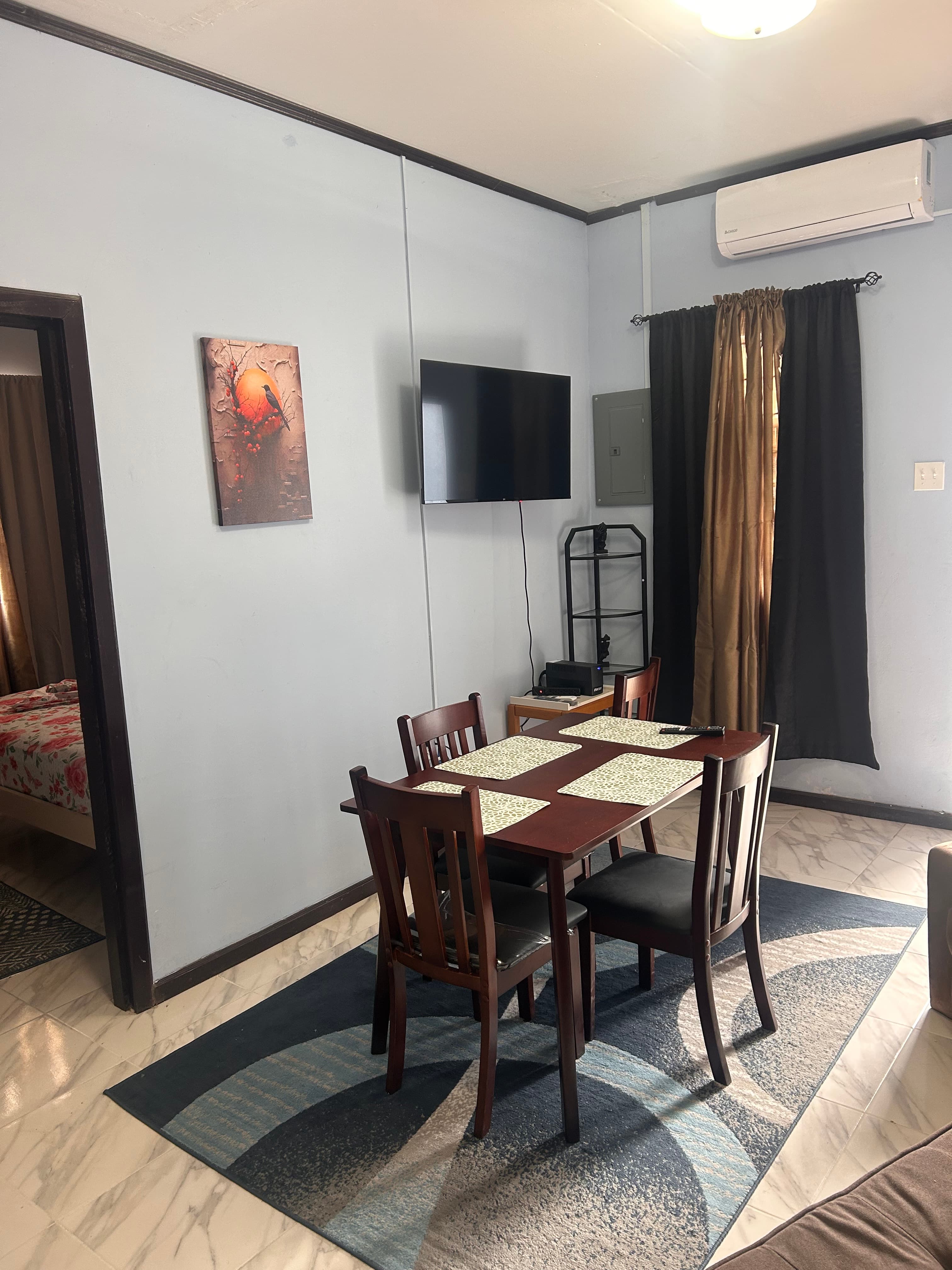 Beautiful and Cozy Two-Bedroom Apartment - Central Georgetown For Rent — photo 3